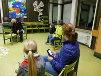 Symbolische Mantelteilung mit den Kommunionkindern (Foto: Karl-Franz Thiede)